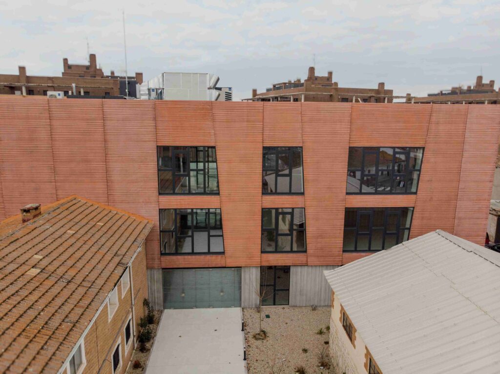 Vista exterior de la nueva Casa De La Cultura Azuqueca De Henares, Madrid
